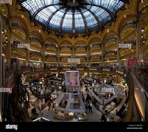 Paris 40, Boulevard Haussmann, Galeries Lafayette .